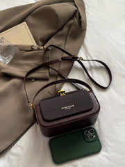 Sac bandoulière carré mode femme, porté main, élégant et minimaliste, grande capacité